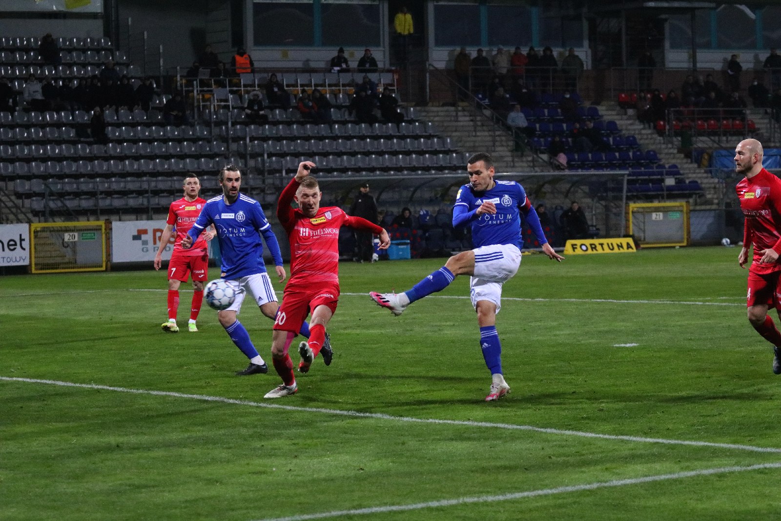 Bramki Caroliny i Mijuskovića dają Miedzi trzy punkty ze Skrą
