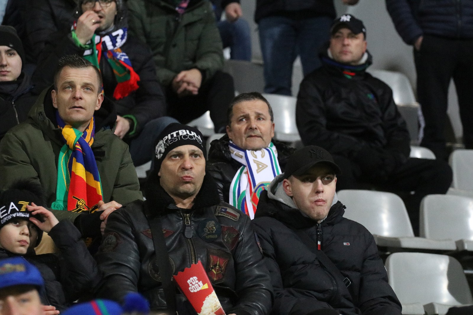 Mimo mroźnej pogody licznie zgromadzeni kibice wsparli Miedź