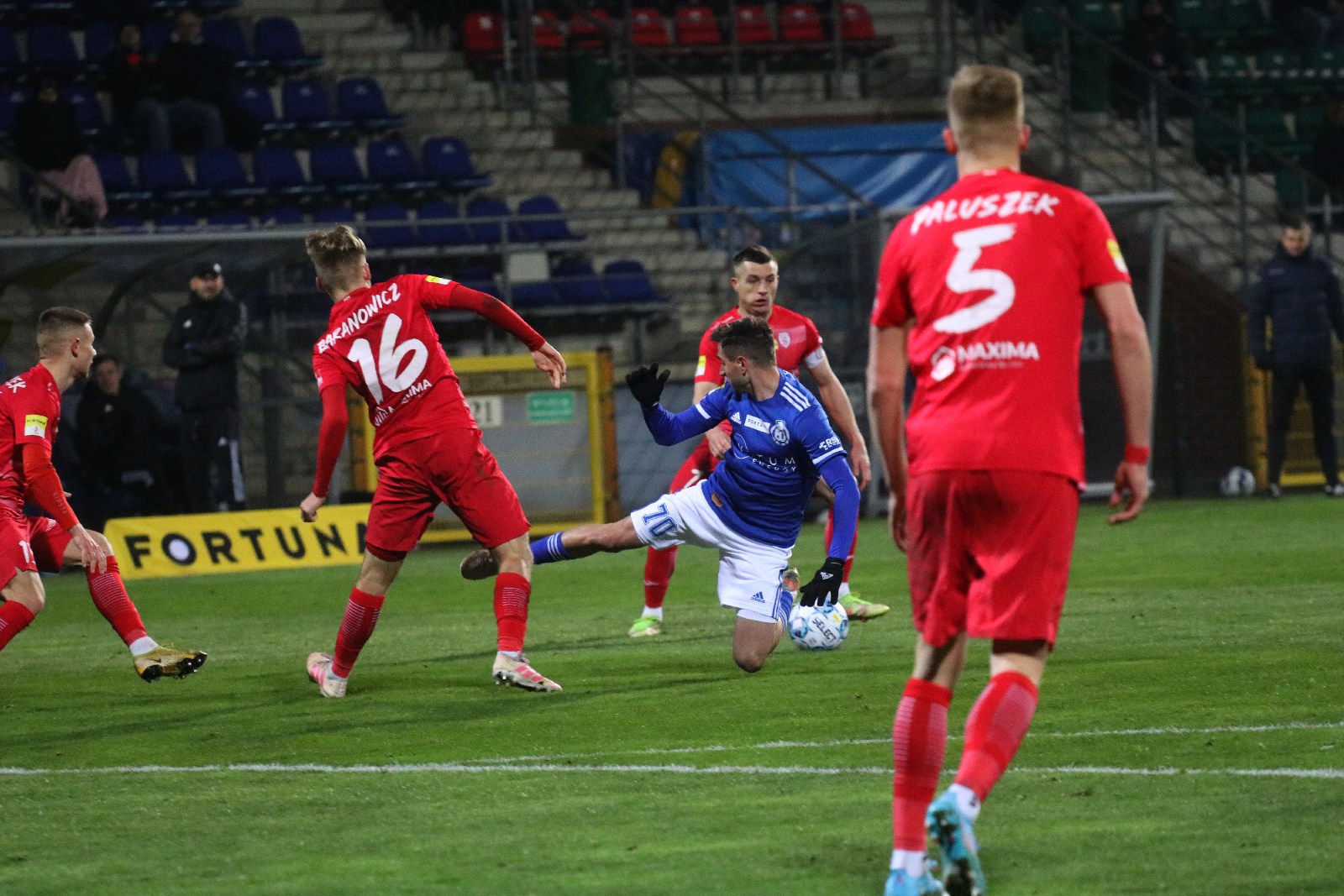 Bramki Caroliny i Mijuskovića dają Miedzi trzy punkty ze Skrą