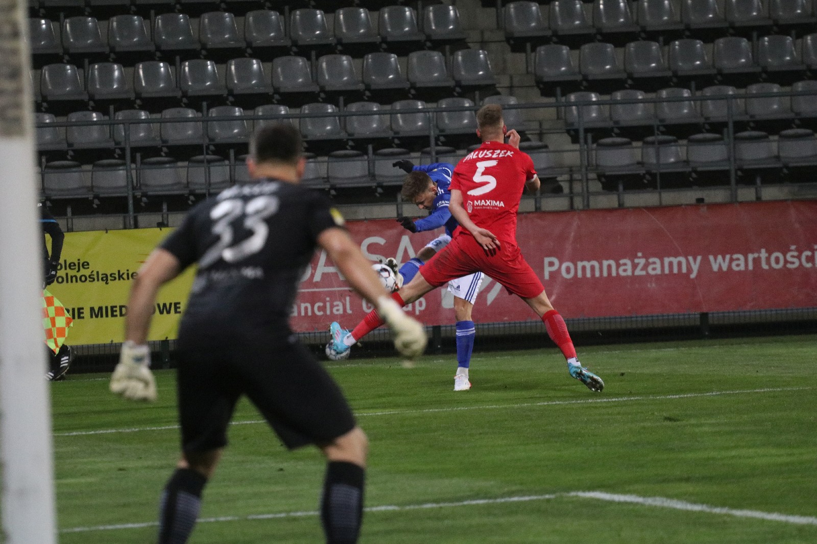 Bramki Caroliny i Mijuskovića dają Miedzi trzy punkty ze Skrą