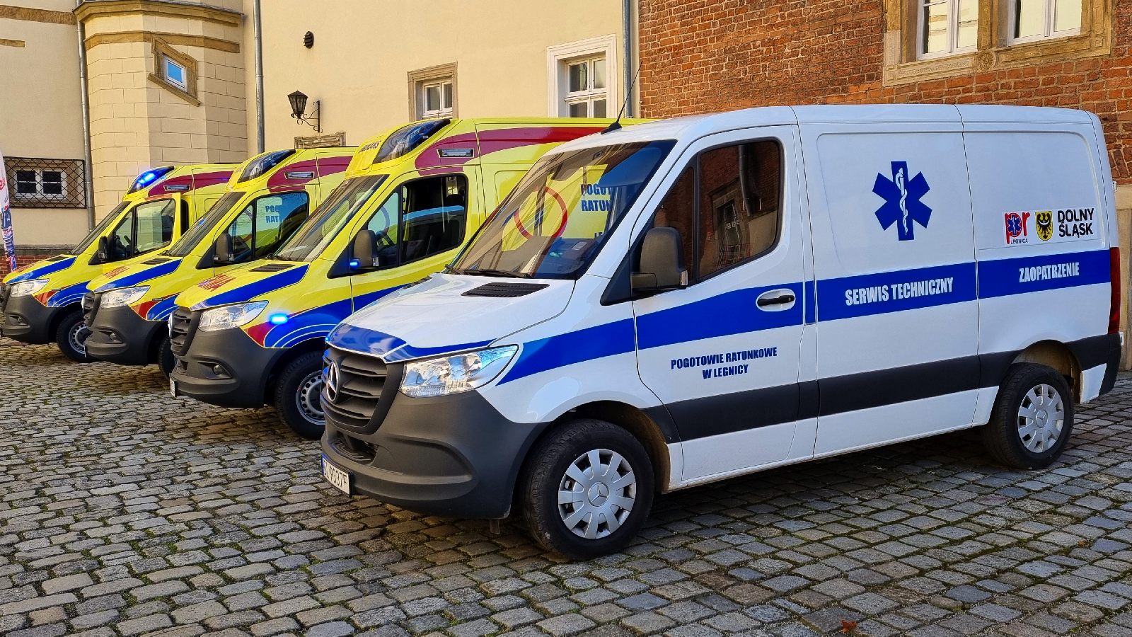 Przekazanie czterech karetek dla legnickiego pogotowia