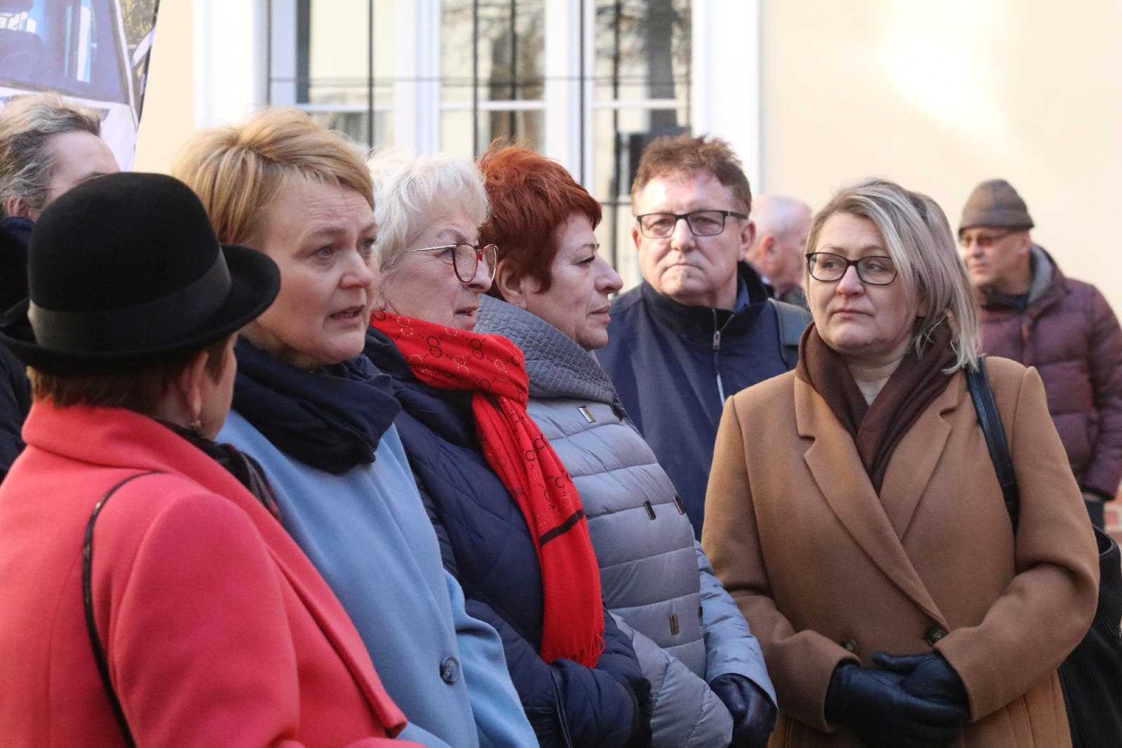 Przekazanie czterech karetek dla legnickiego pogotowia