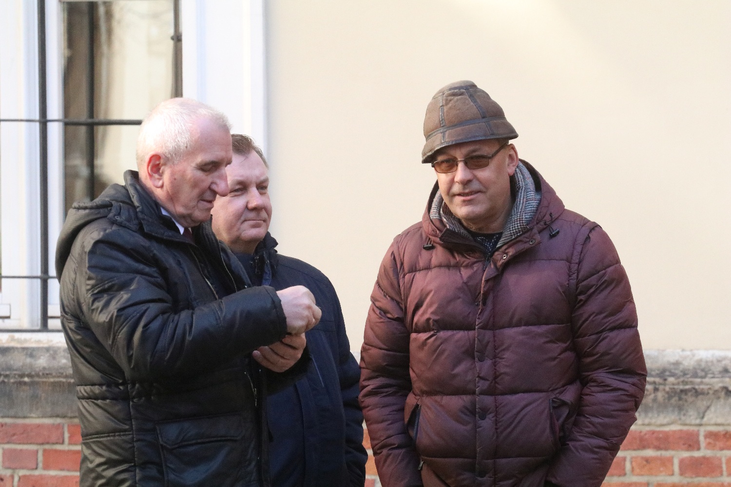 Przekazanie czterech karetek dla legnickiego pogotowia