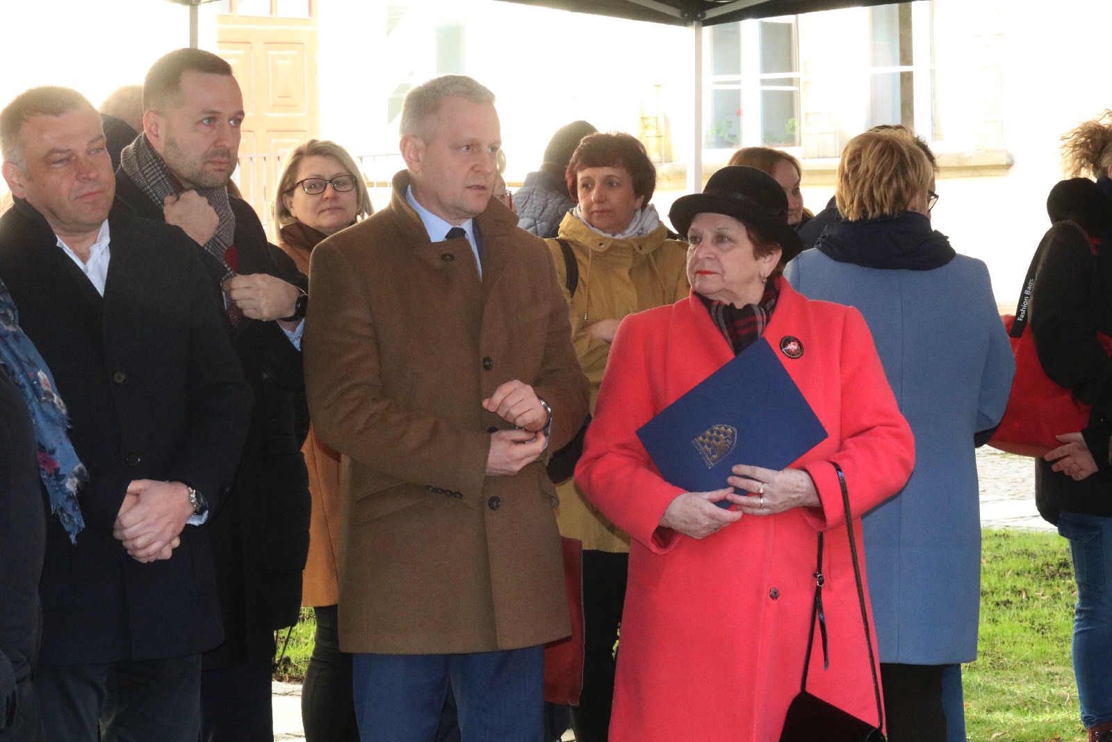 Przekazanie czterech karetek dla legnickiego pogotowia