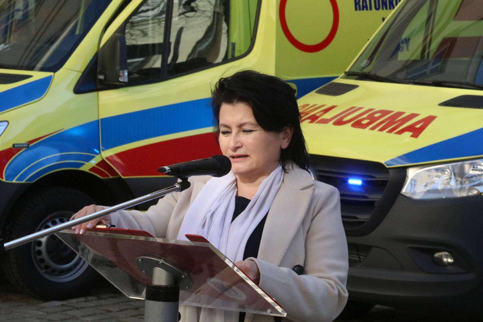 Przekazanie czterech karetek dla legnickiego pogotowia