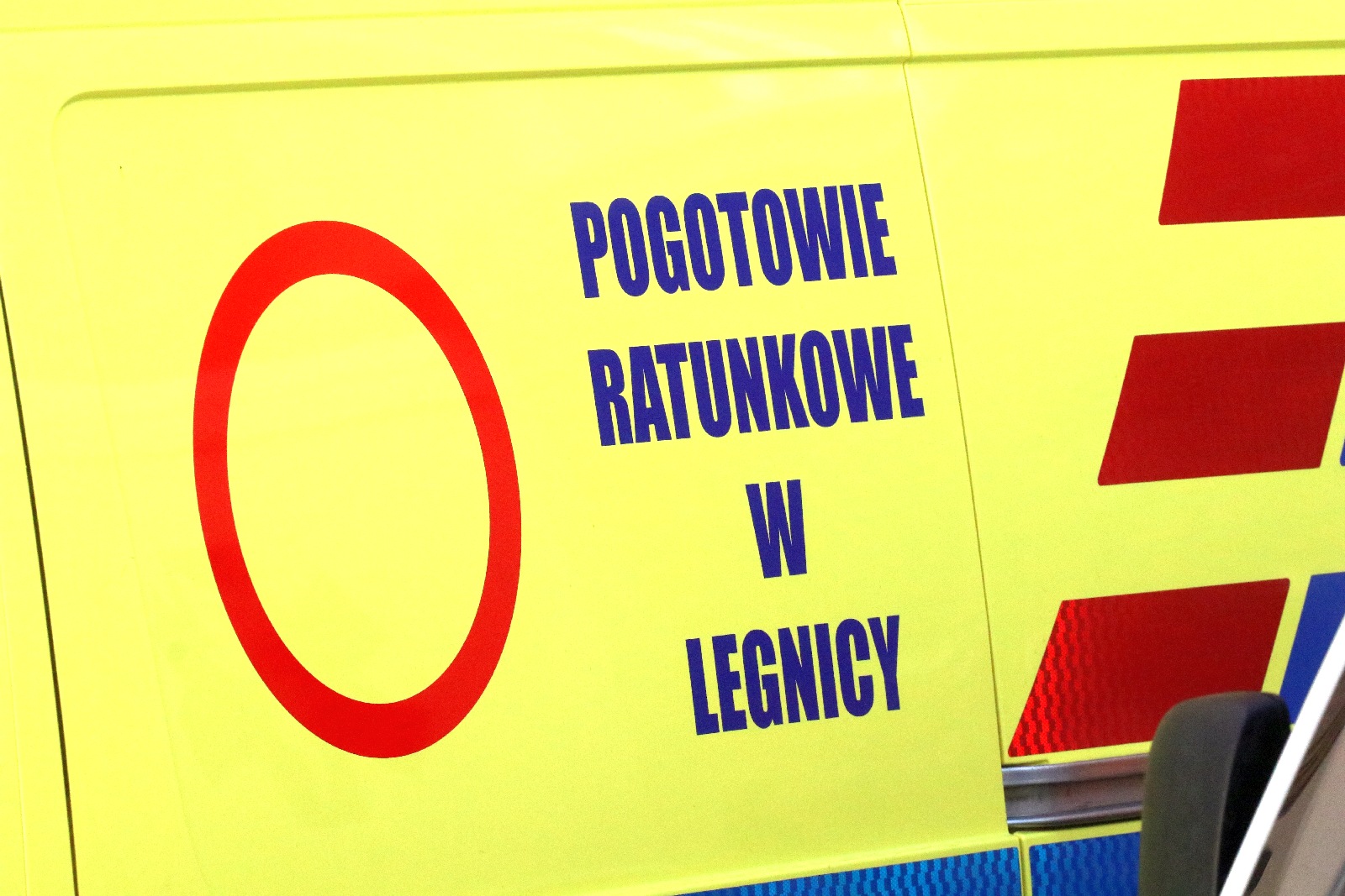 Przekazanie czterech karetek dla legnickiego pogotowia