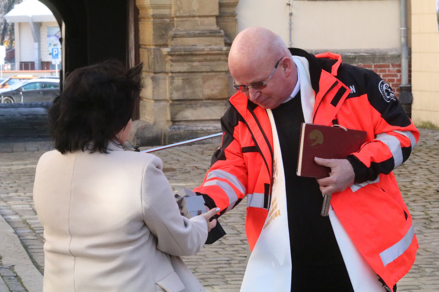 Przekazanie czterech karetek dla legnickiego pogotowia