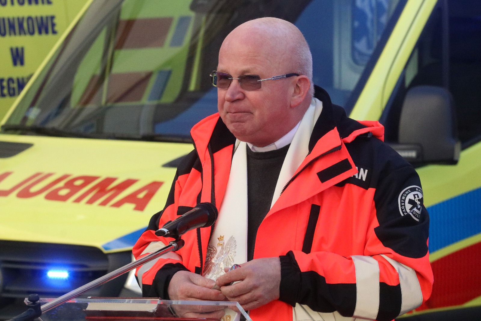 Przekazanie czterech karetek dla legnickiego pogotowia