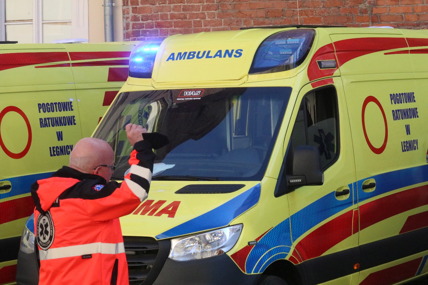 Przekazanie czterech karetek dla legnickiego pogotowia