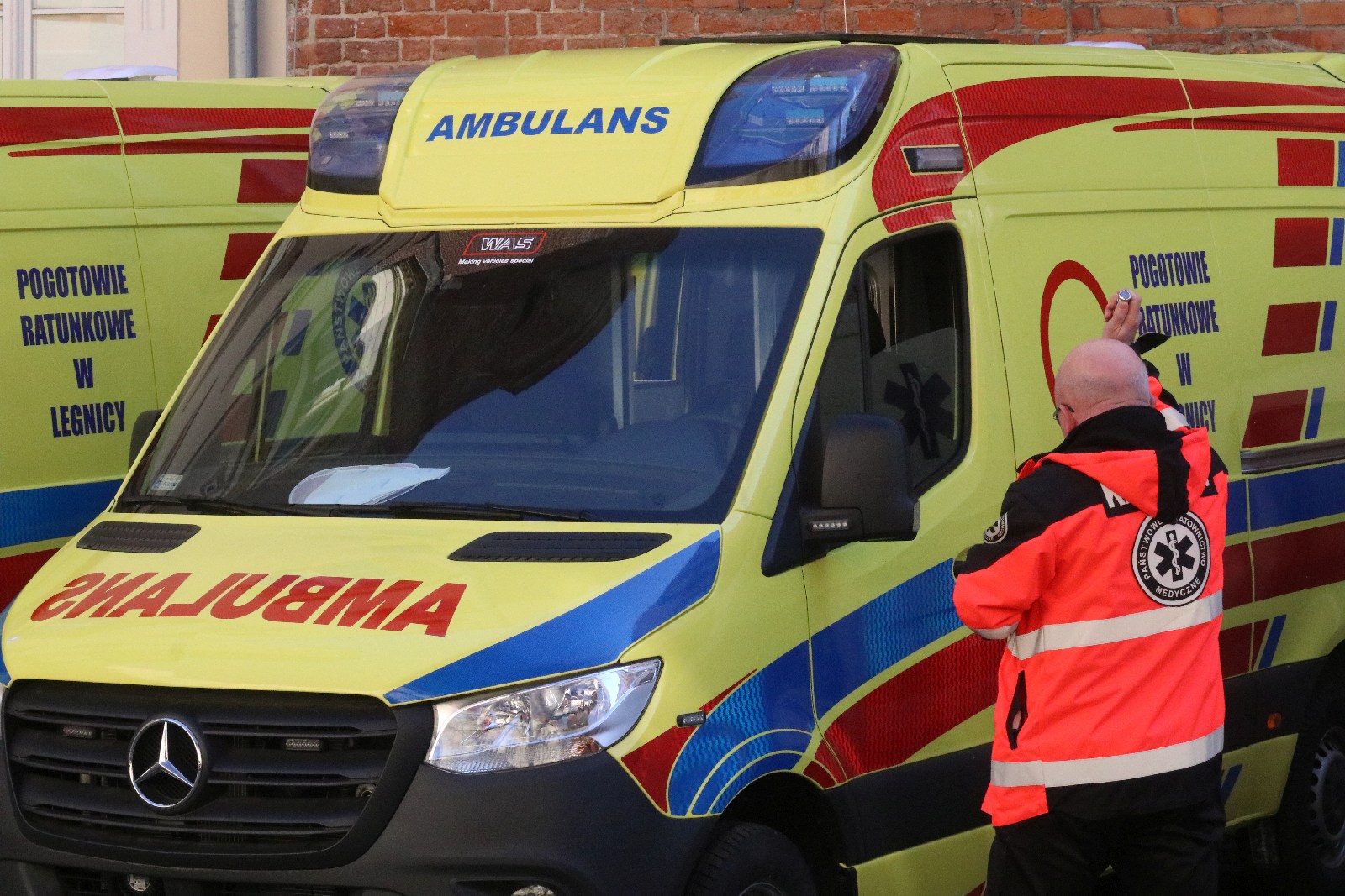 Przekazanie czterech karetek dla legnickiego pogotowia