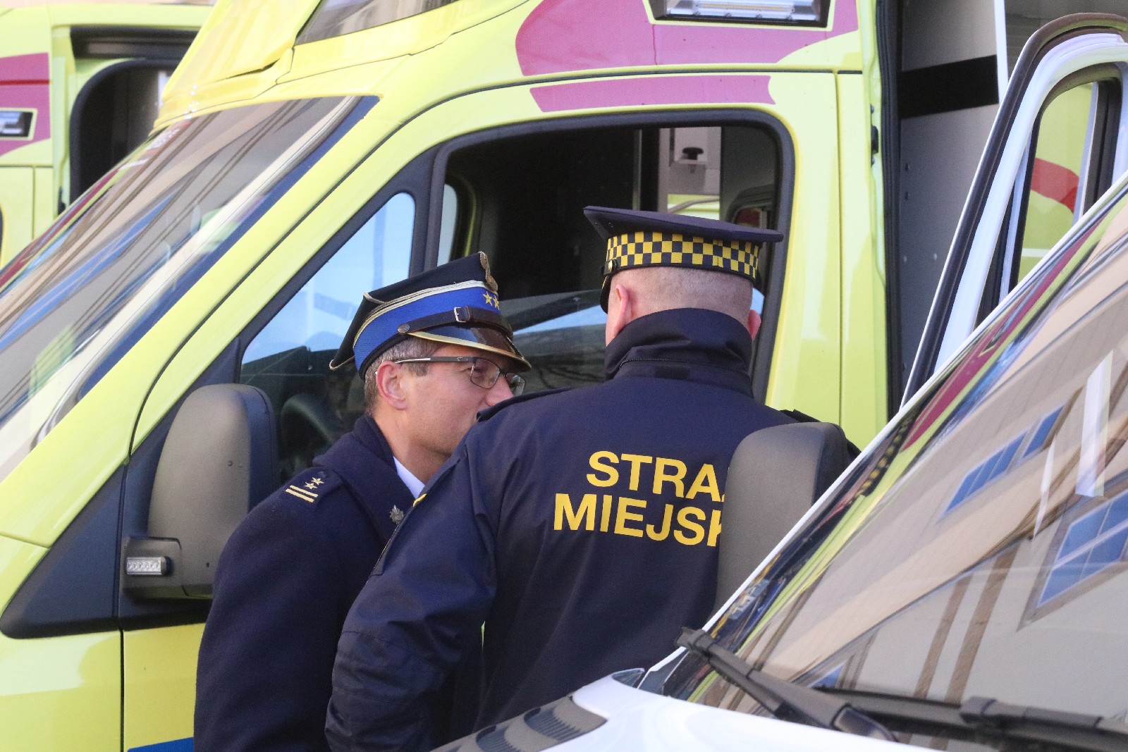 Przekazanie czterech karetek dla legnickiego pogotowia