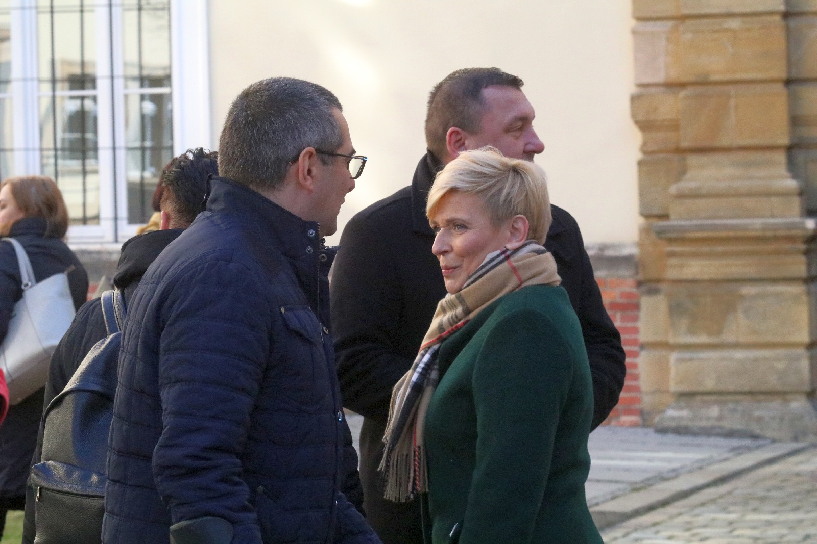 Przekazanie czterech karetek dla legnickiego pogotowia