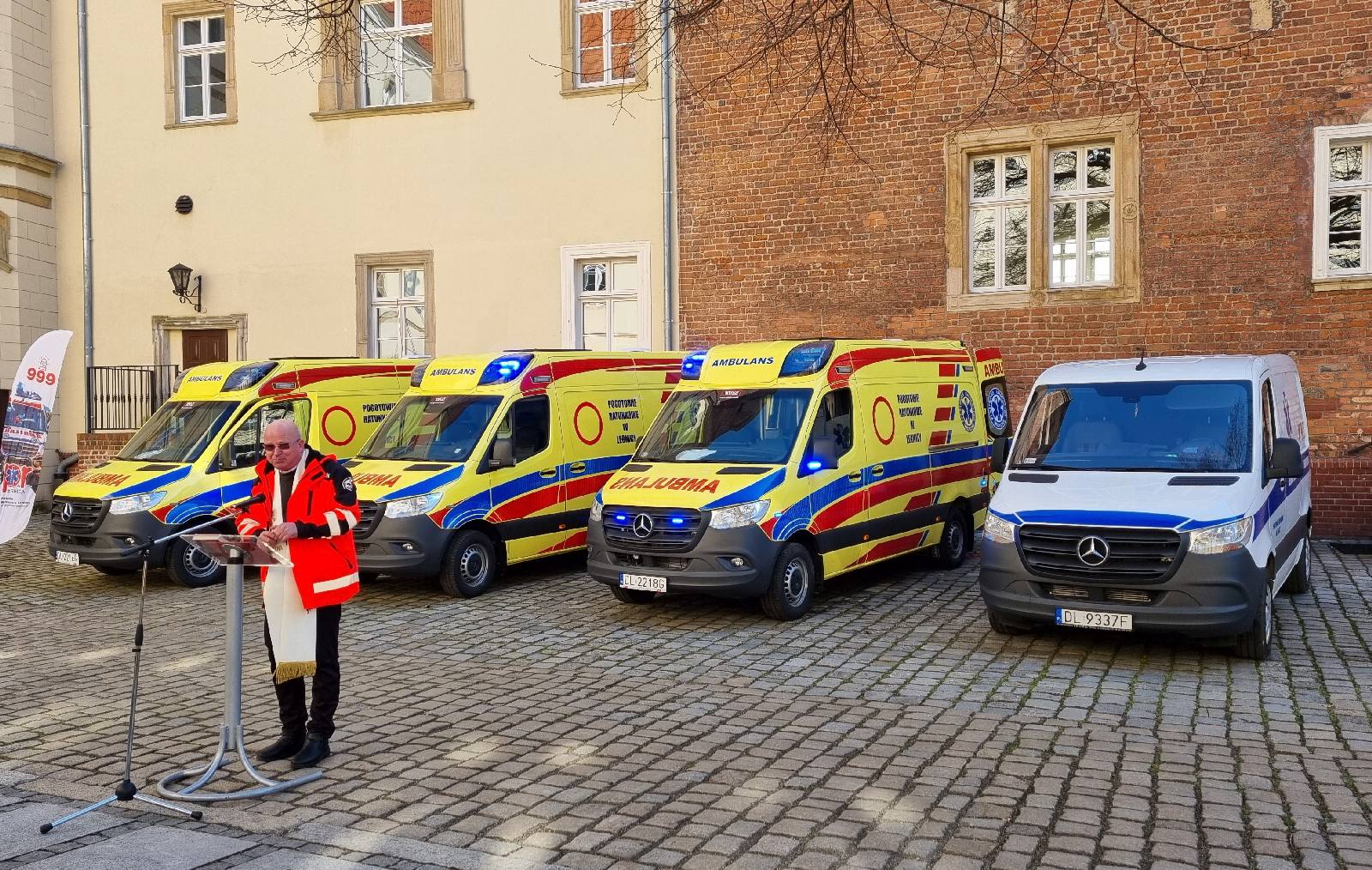 Przekazanie czterech karetek dla legnickiego pogotowia
