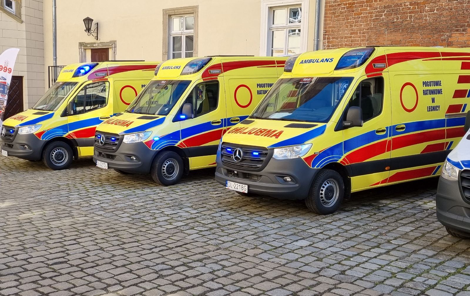 Przekazanie czterech karetek dla legnickiego pogotowia