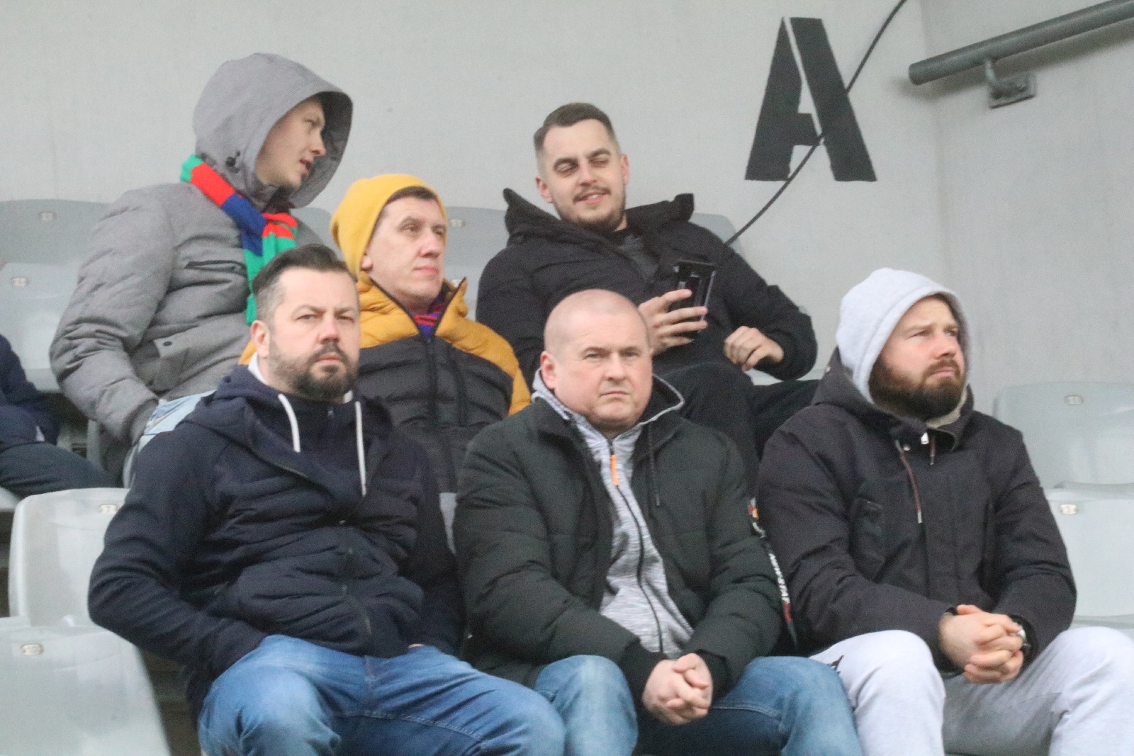 Kibice na stadionie podczas meczu z Puszczą Niepołomice
