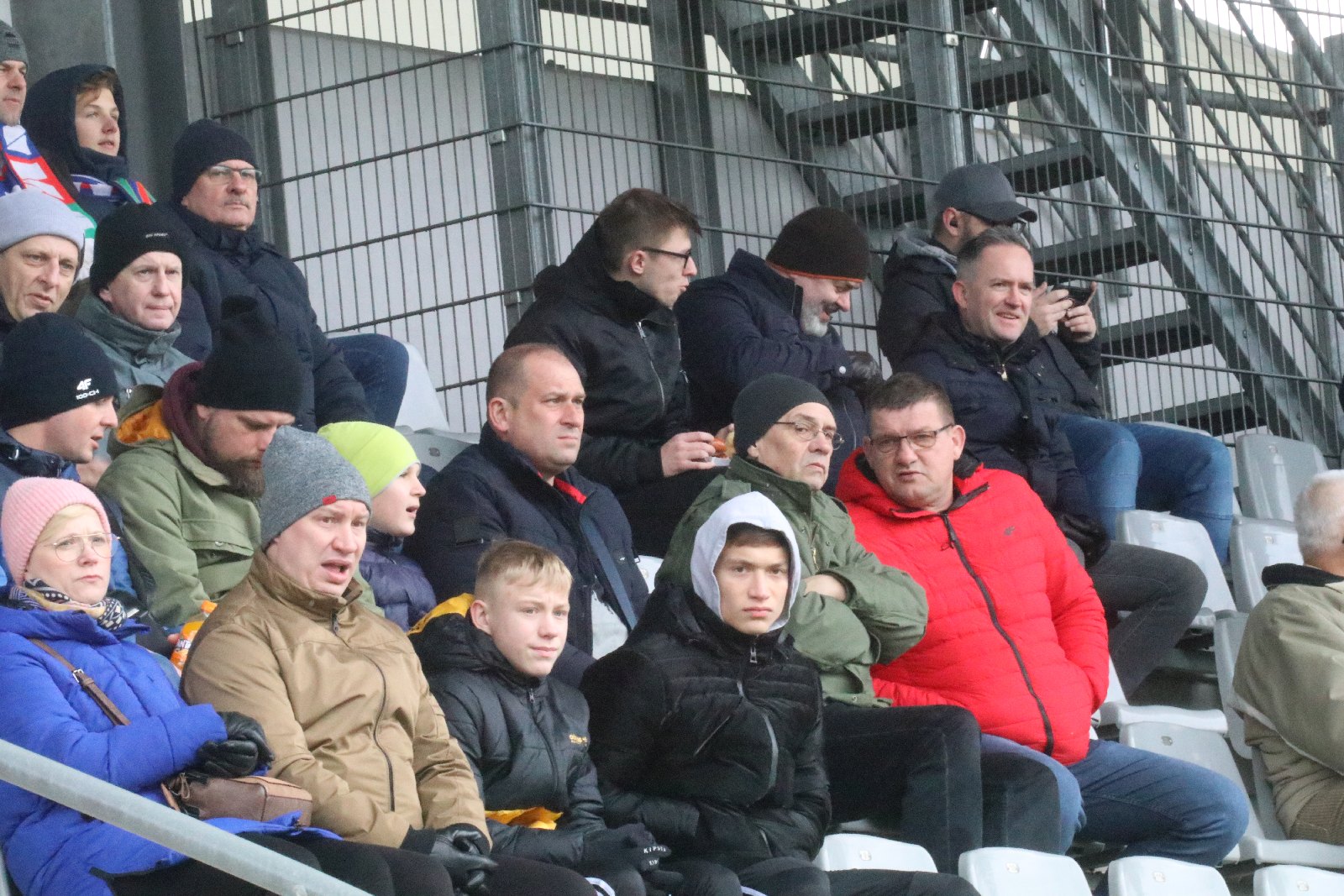 Kibice na stadionie podczas meczu z Puszczą Niepołomice
