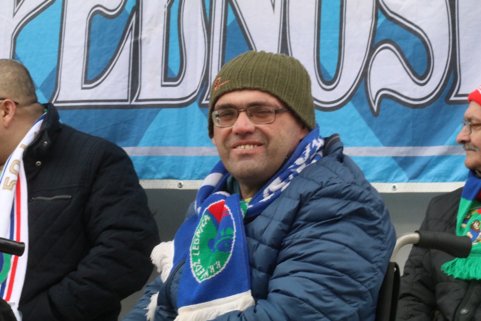Kibice na stadionie podczas meczu z Puszczą Niepołomice
