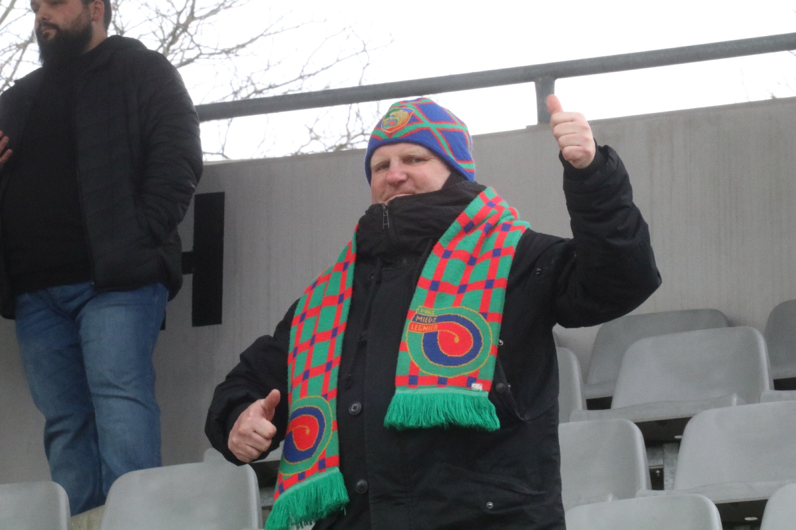 Kibice na stadionie podczas meczu z Puszczą Niepołomice
