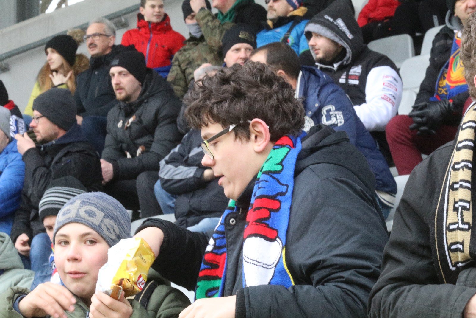 Kibice na stadionie podczas meczu z Puszczą Niepołomice
