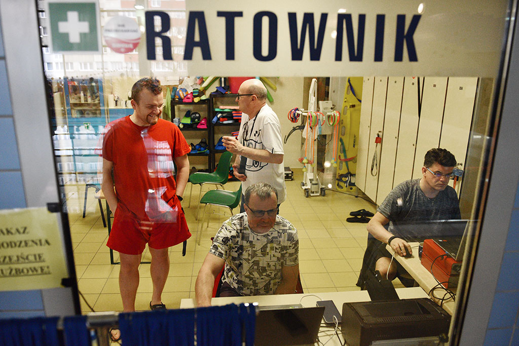 Uczniowie podstawówek walczyli o prymat w zawodach pływackich
