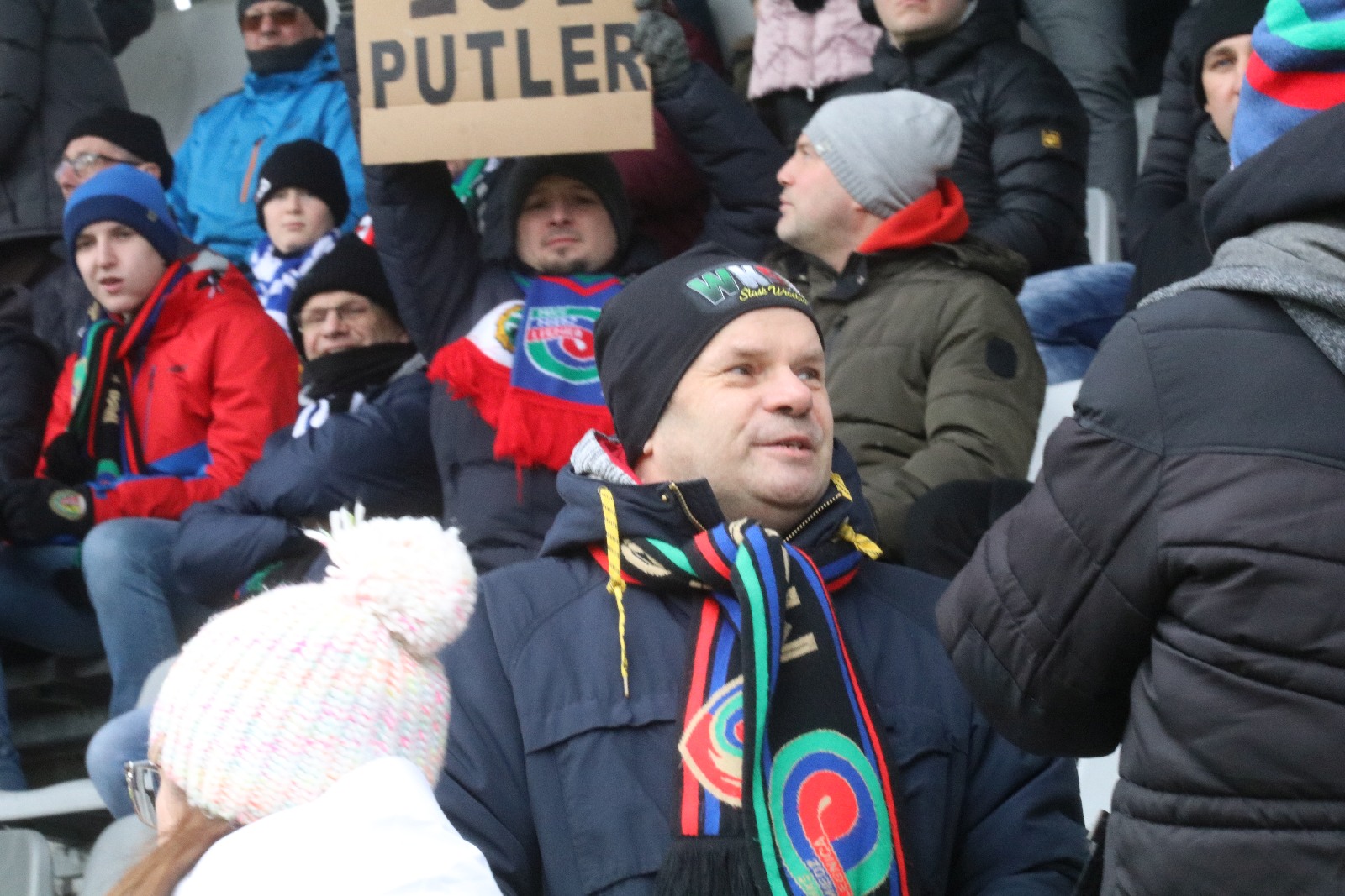 Kibice na stadionie podczas meczu z Puszczą Niepołomice
