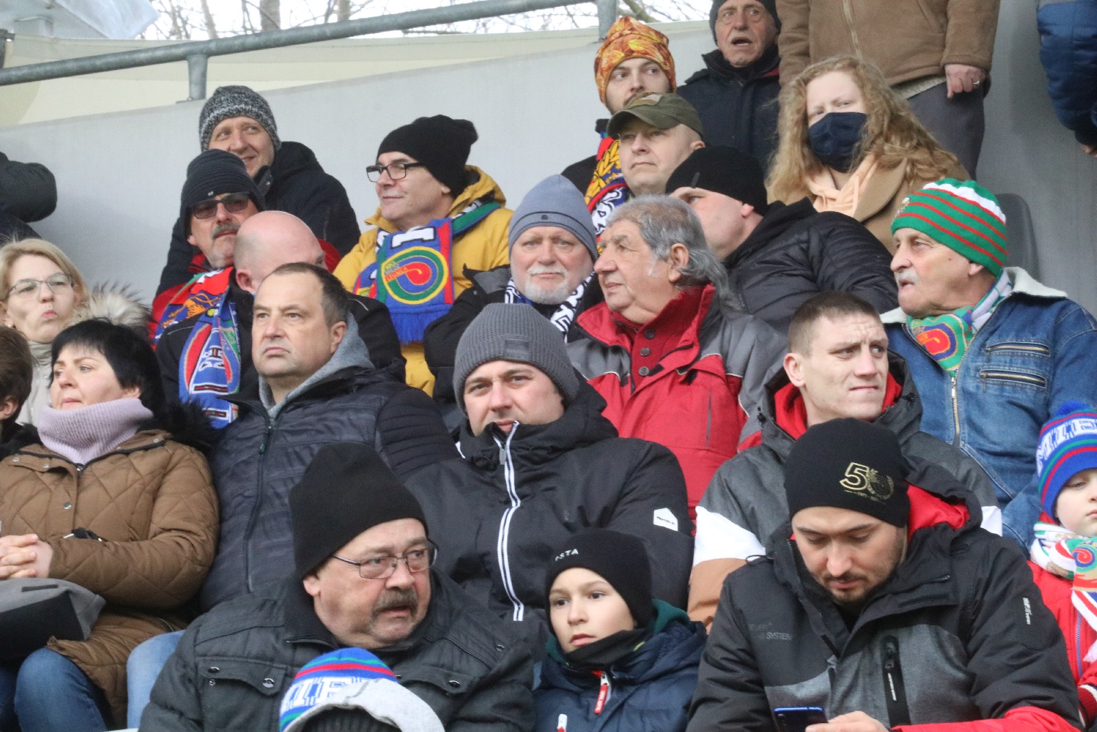 Kibice na stadionie podczas meczu z Puszczą Niepołomice
