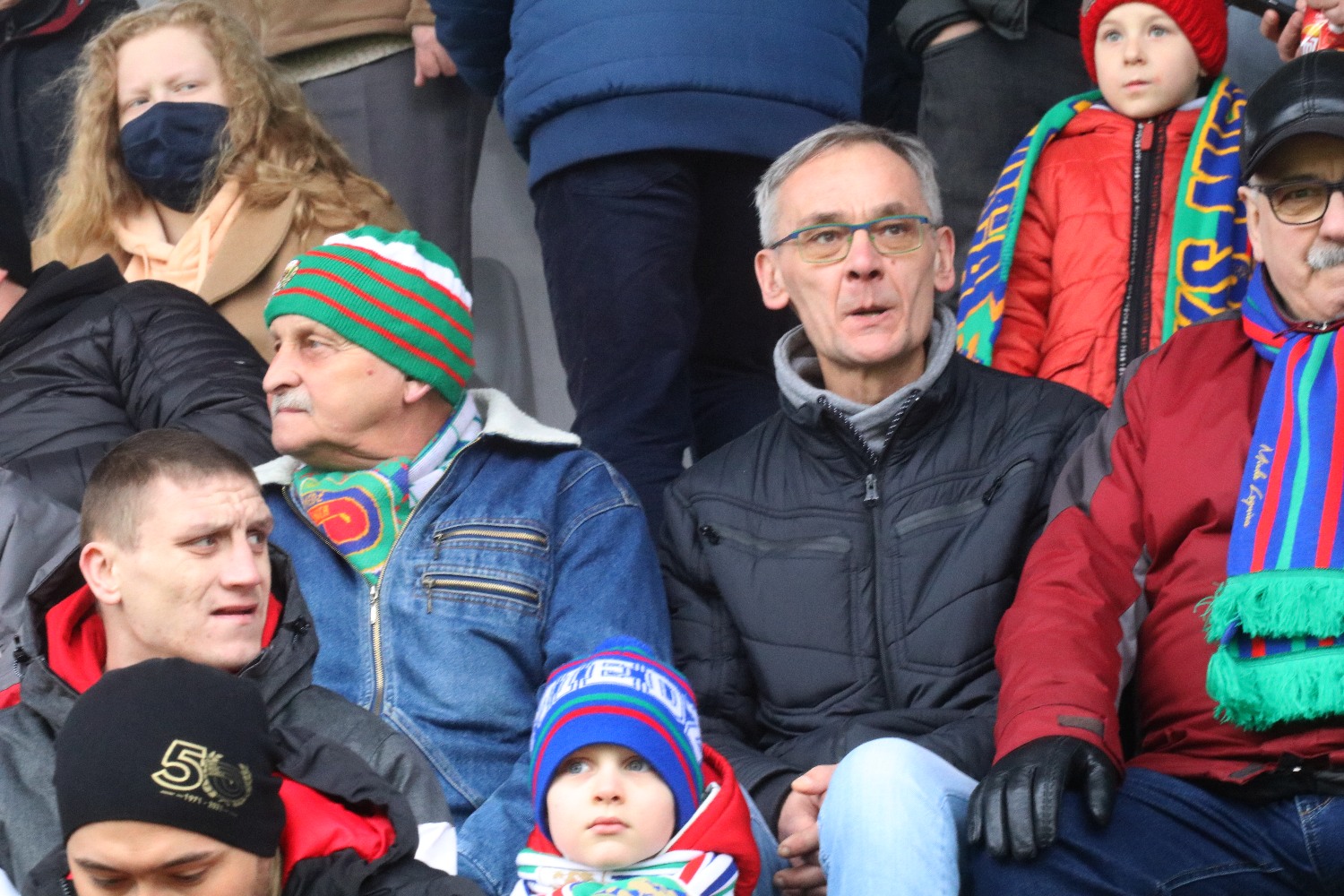 Kibice na stadionie podczas meczu z Puszczą Niepołomice
