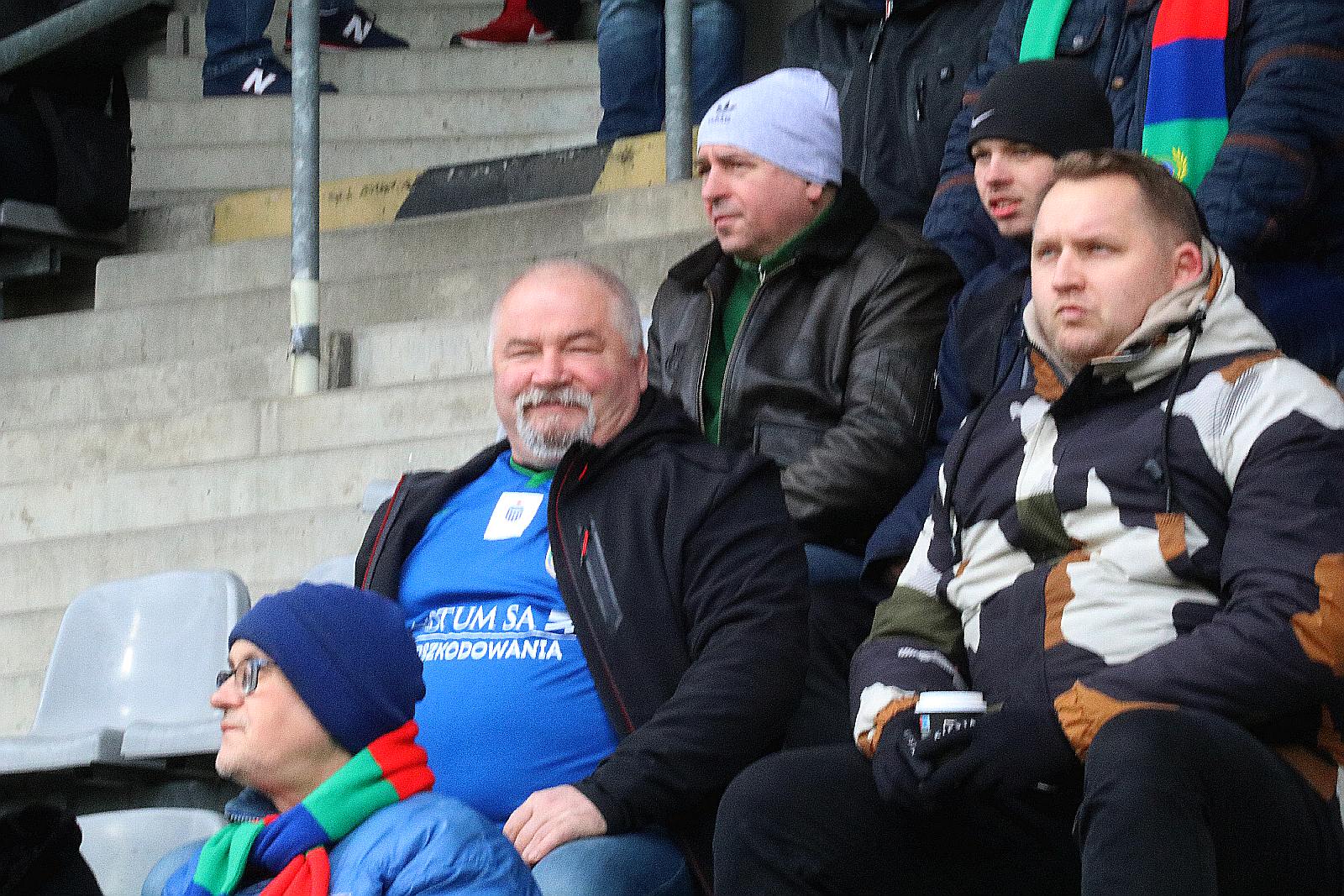 Kibice na stadionie podczas meczu z Puszczą Niepołomice
