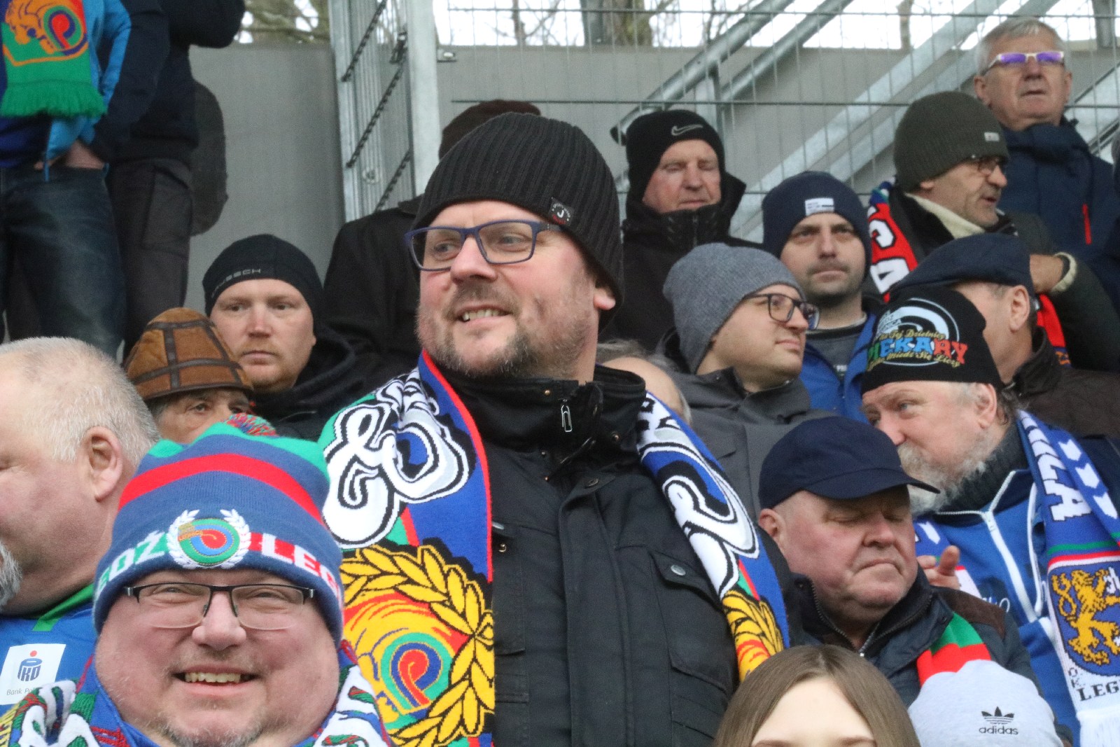 Kibice na stadionie podczas meczu z Puszczą Niepołomice
