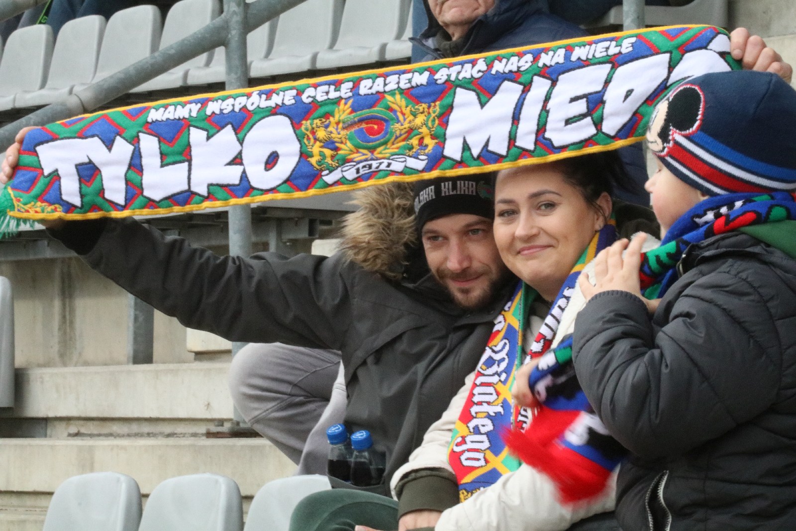 Kibice na stadionie podczas meczu z Puszczą Niepołomice
