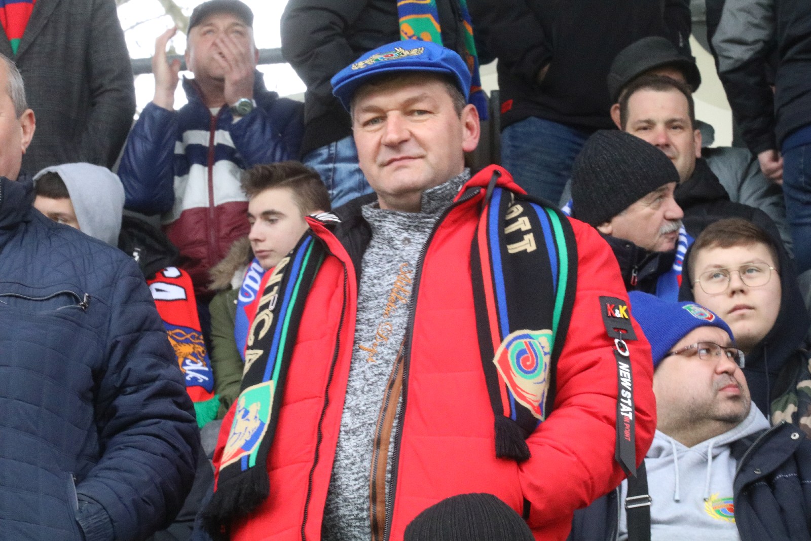 Kibice na stadionie podczas meczu z Puszczą Niepołomice
