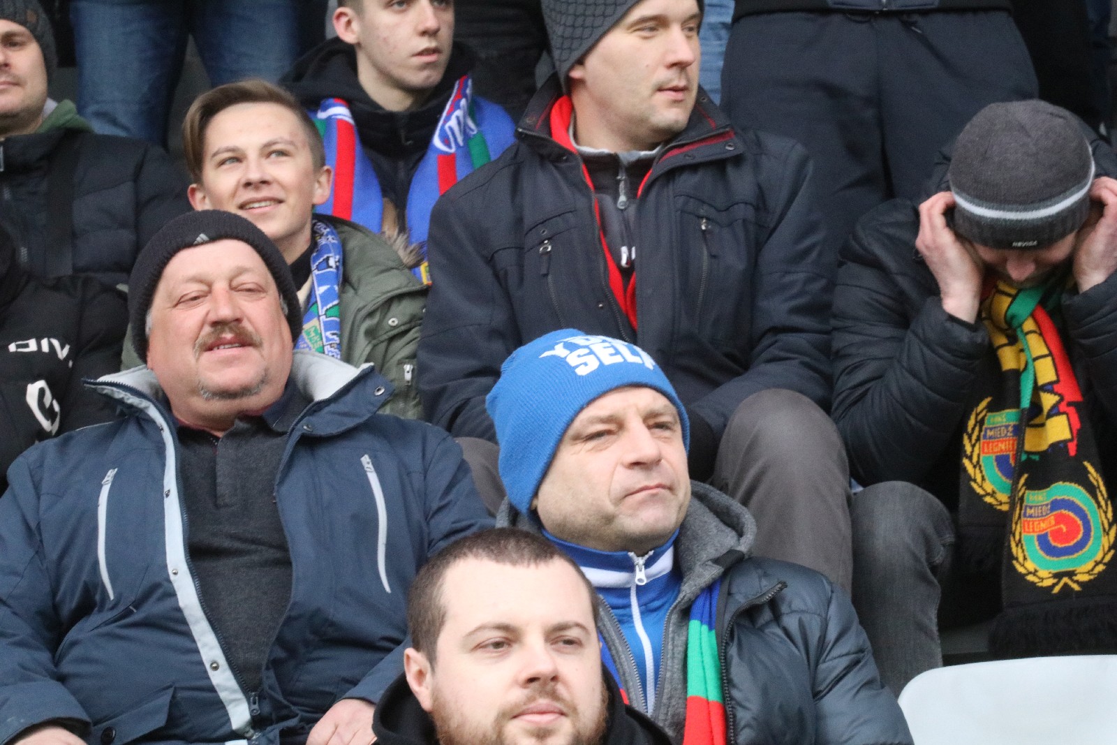 Kibice na stadionie podczas meczu z Puszczą Niepołomice
