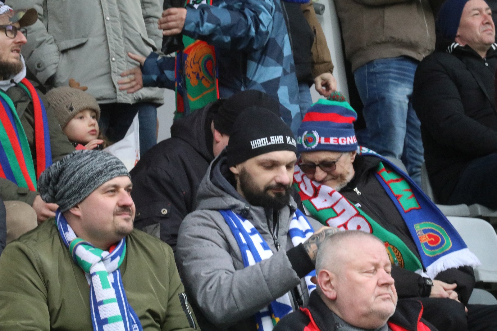 Kibice na stadionie podczas meczu z Puszczą Niepołomice
