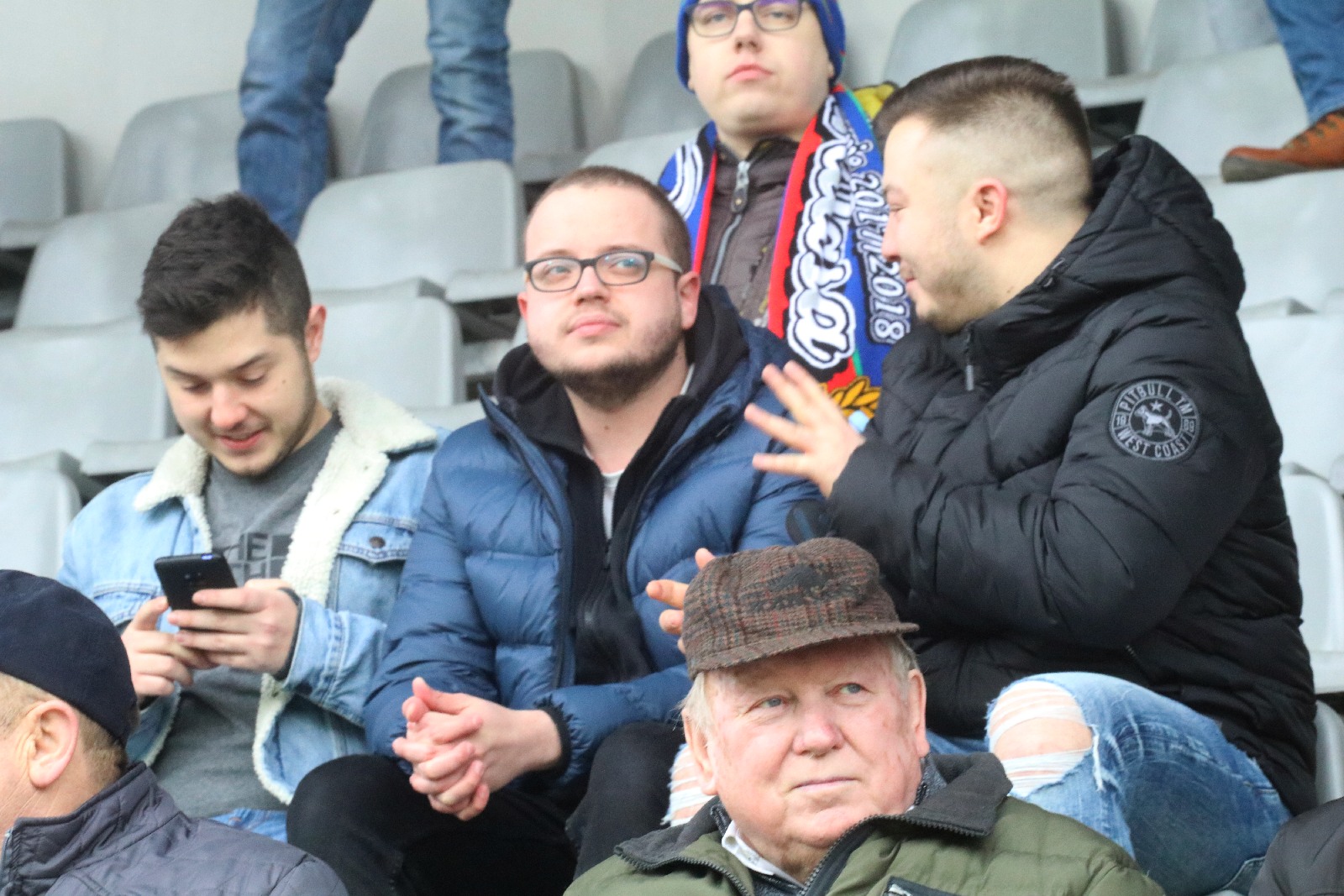 Kibice na stadionie podczas meczu z Puszczą Niepołomice
