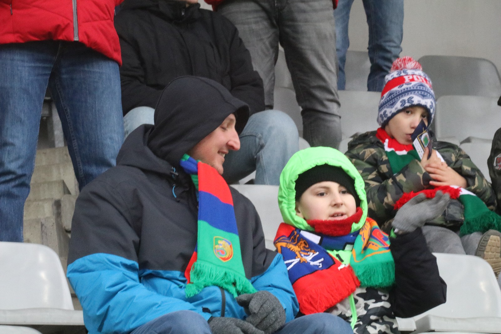 Kibice na stadionie podczas meczu z Puszczą Niepołomice
