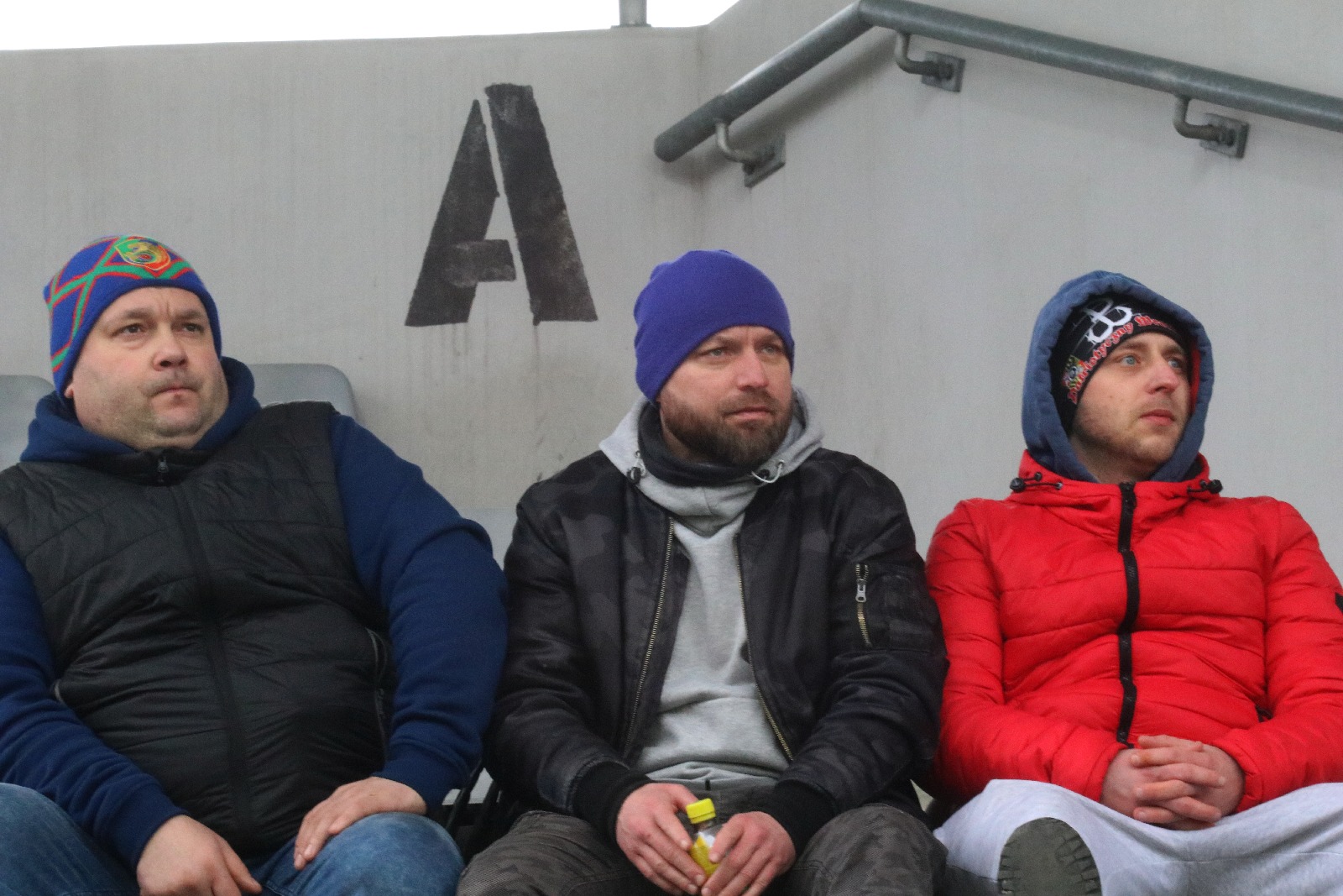 Kibice na stadionie podczas meczu z Puszczą Niepołomice

