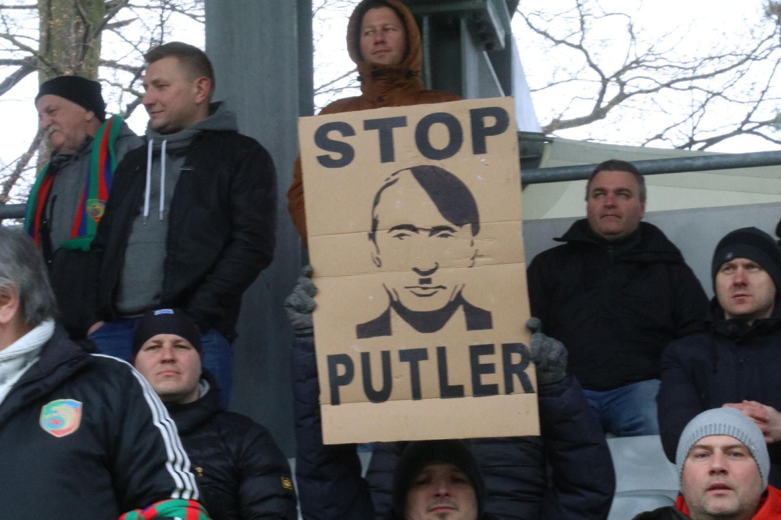 Kibice na stadionie podczas meczu z Puszczą Niepołomice
