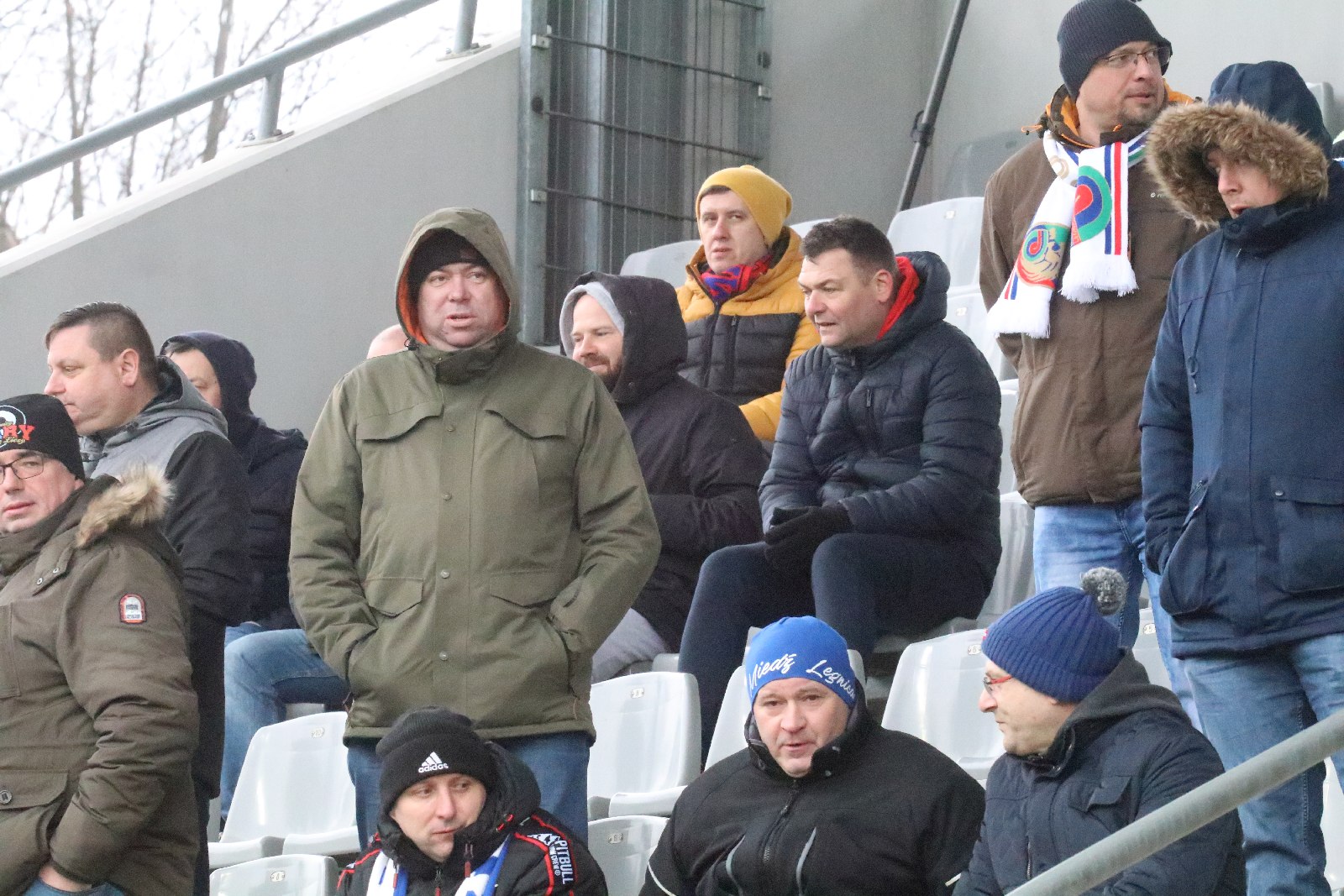 Kibice na stadionie podczas meczu z Puszczą Niepołomice
