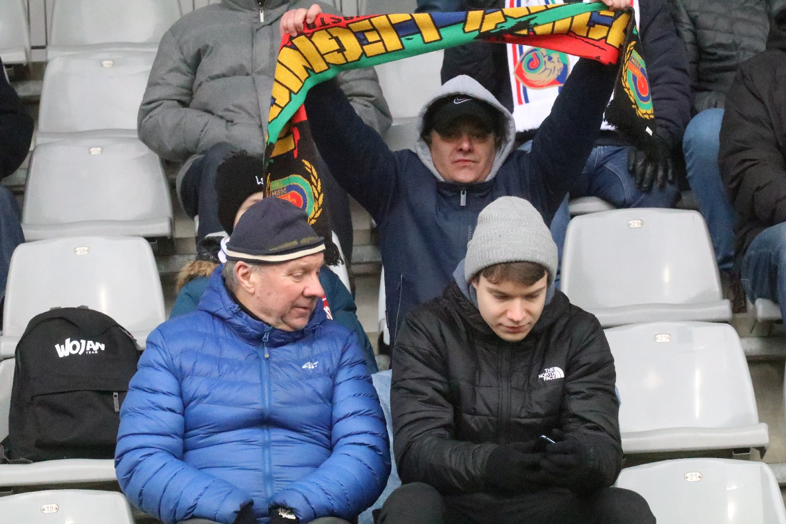 Kibice na stadionie podczas meczu z Puszczą Niepołomice
