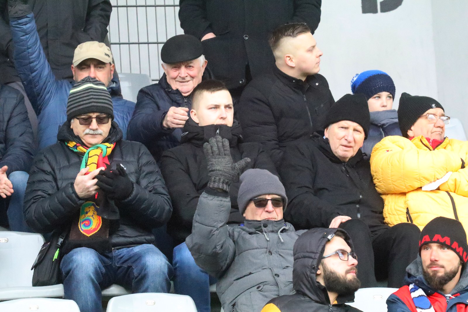 Kibice na stadionie podczas meczu z Puszczą Niepołomice
