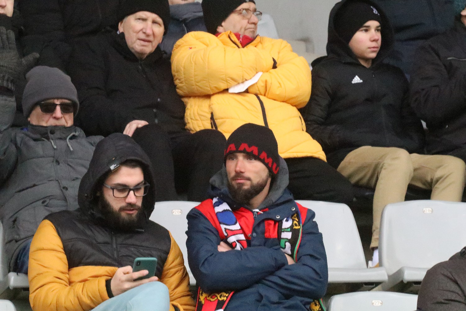Kibice na stadionie podczas meczu z Puszczą Niepołomice

