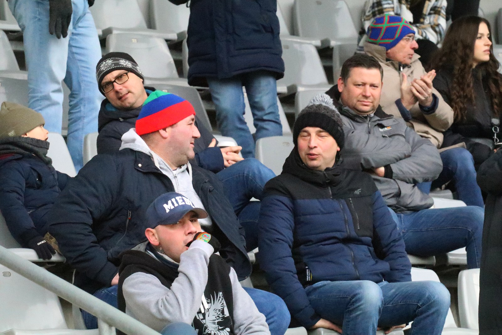 Kibice na stadionie podczas meczu z Puszczą Niepołomice
