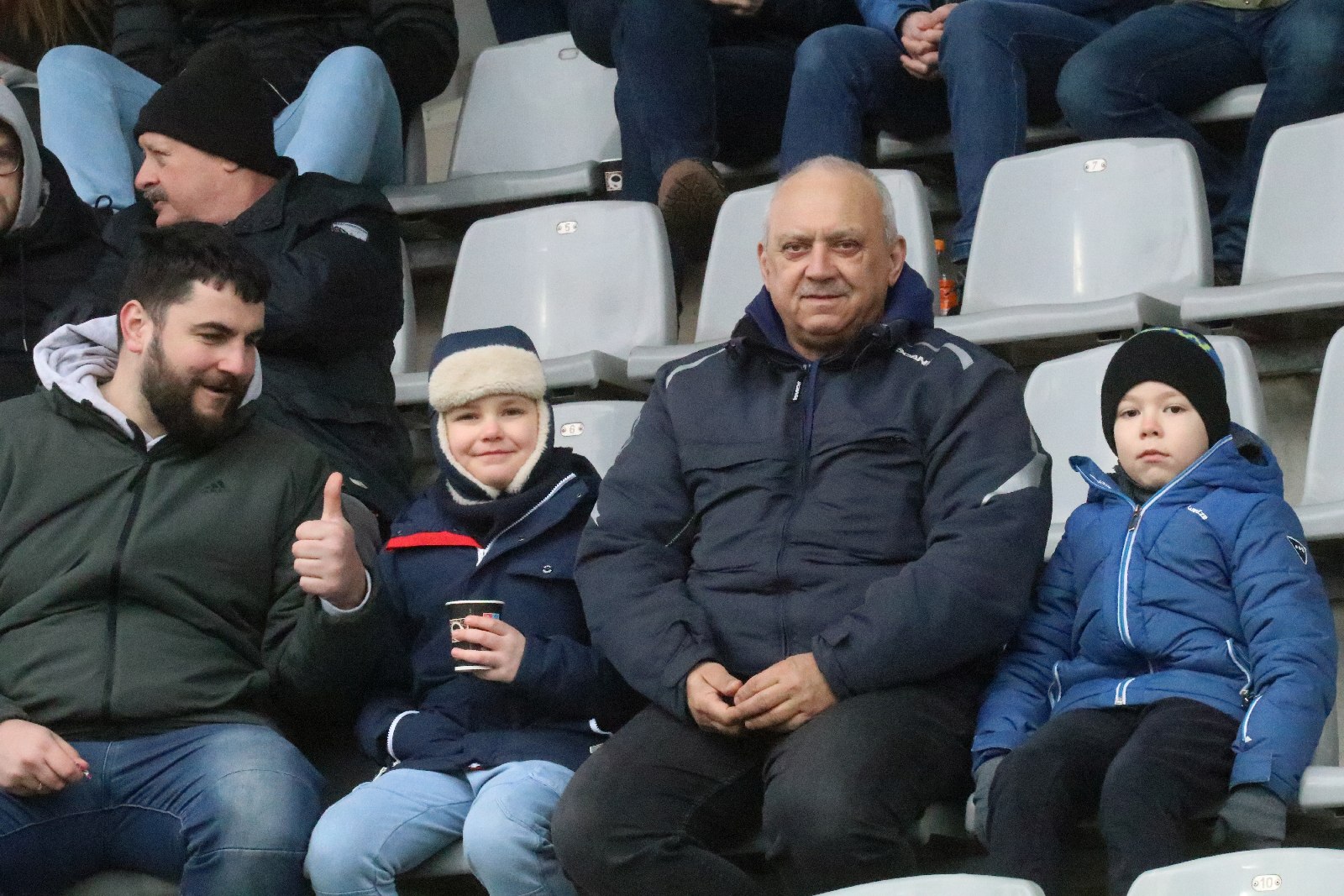 Kibice na stadionie podczas meczu z Puszczą Niepołomice
