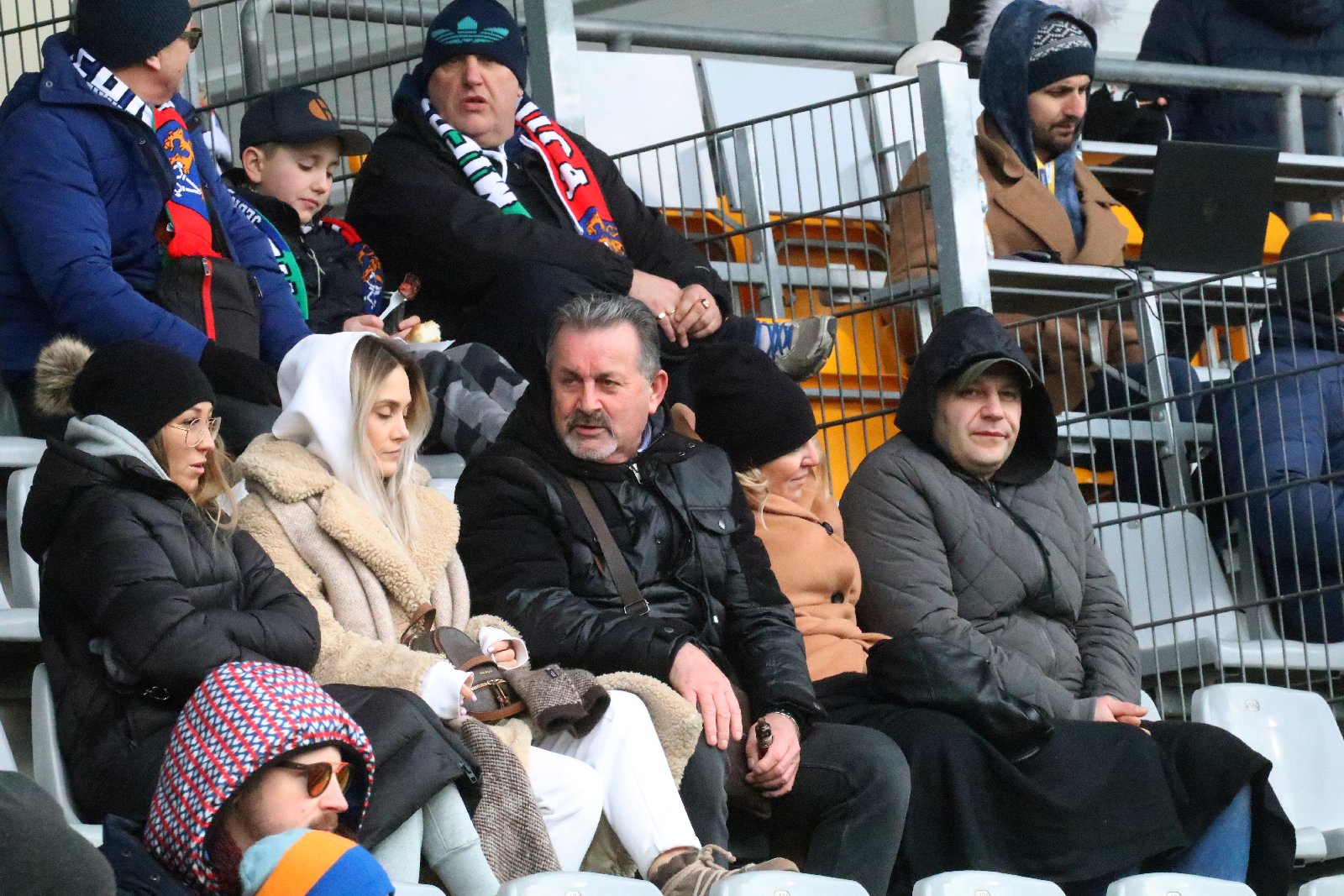 Kibice na stadionie podczas meczu z Puszczą Niepołomice

