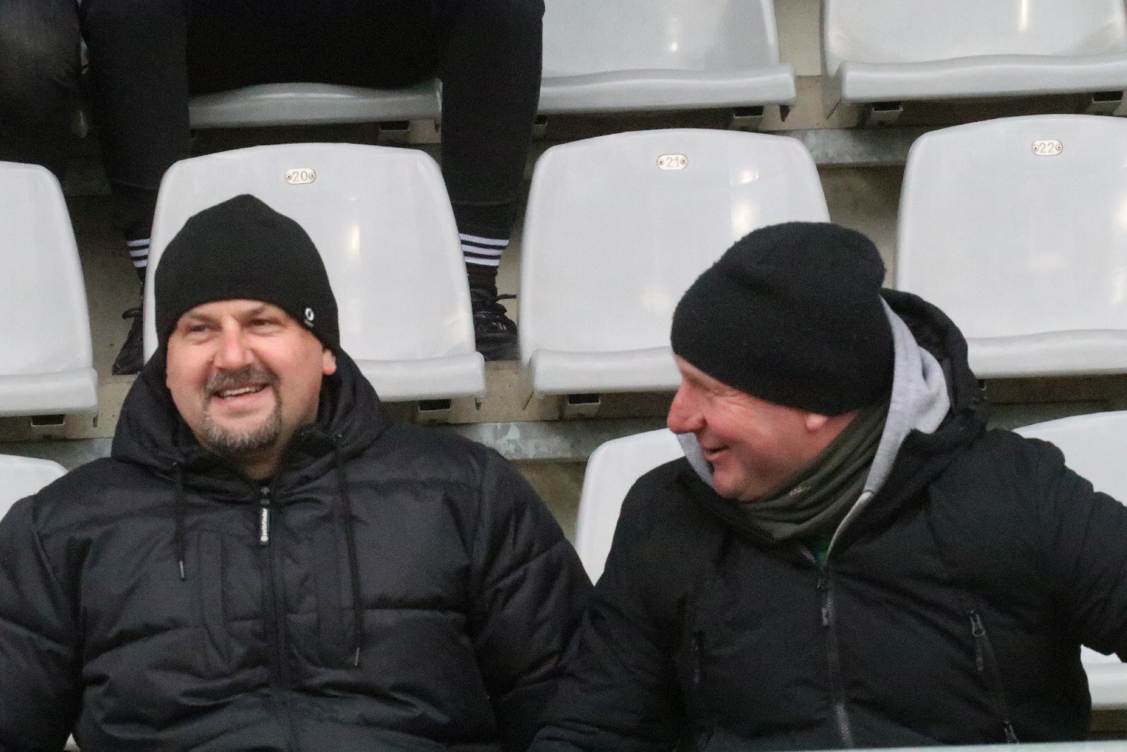 Kibice na stadionie podczas meczu z Puszczą Niepołomice
