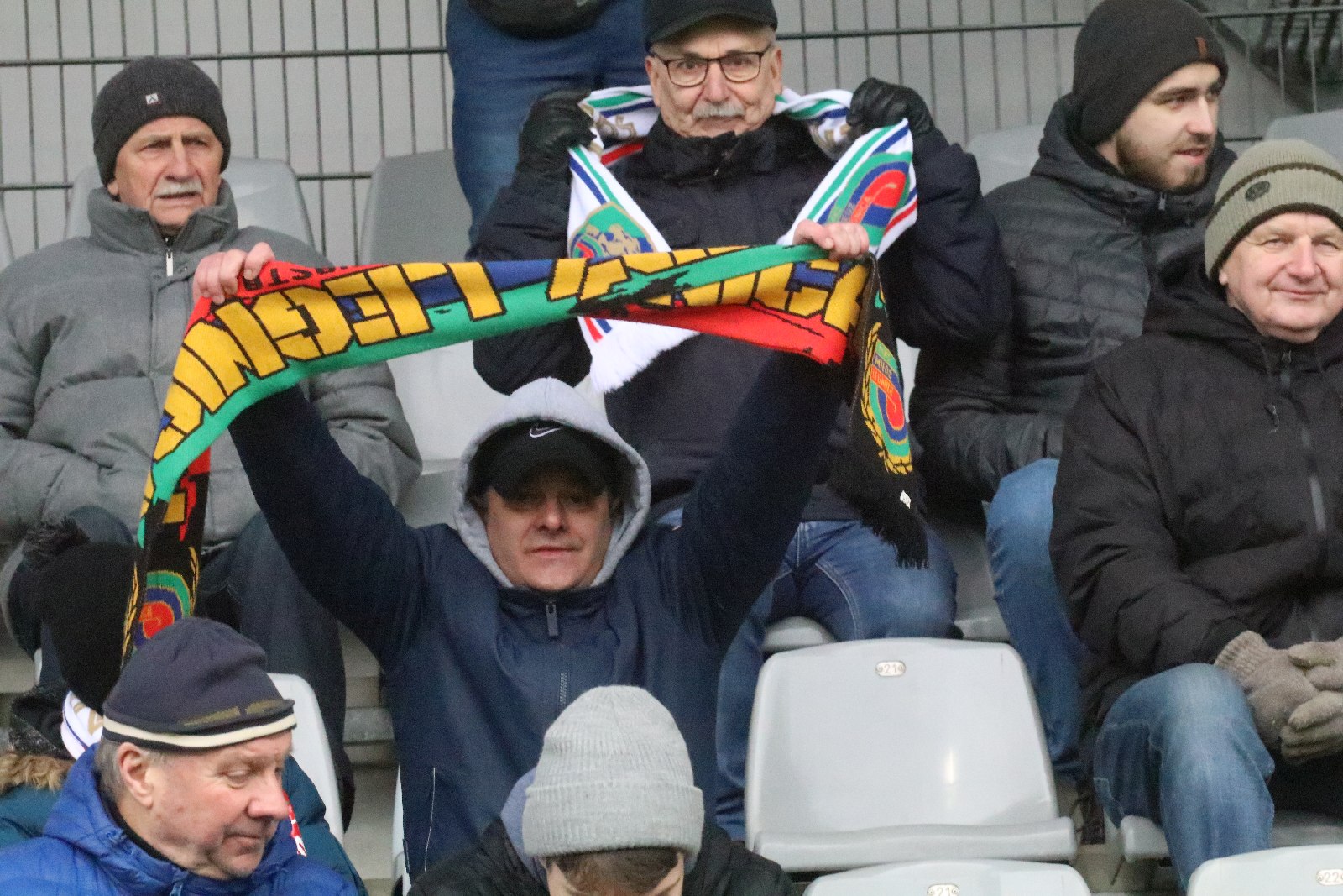 Kibice na stadionie podczas meczu z Puszczą Niepołomice
