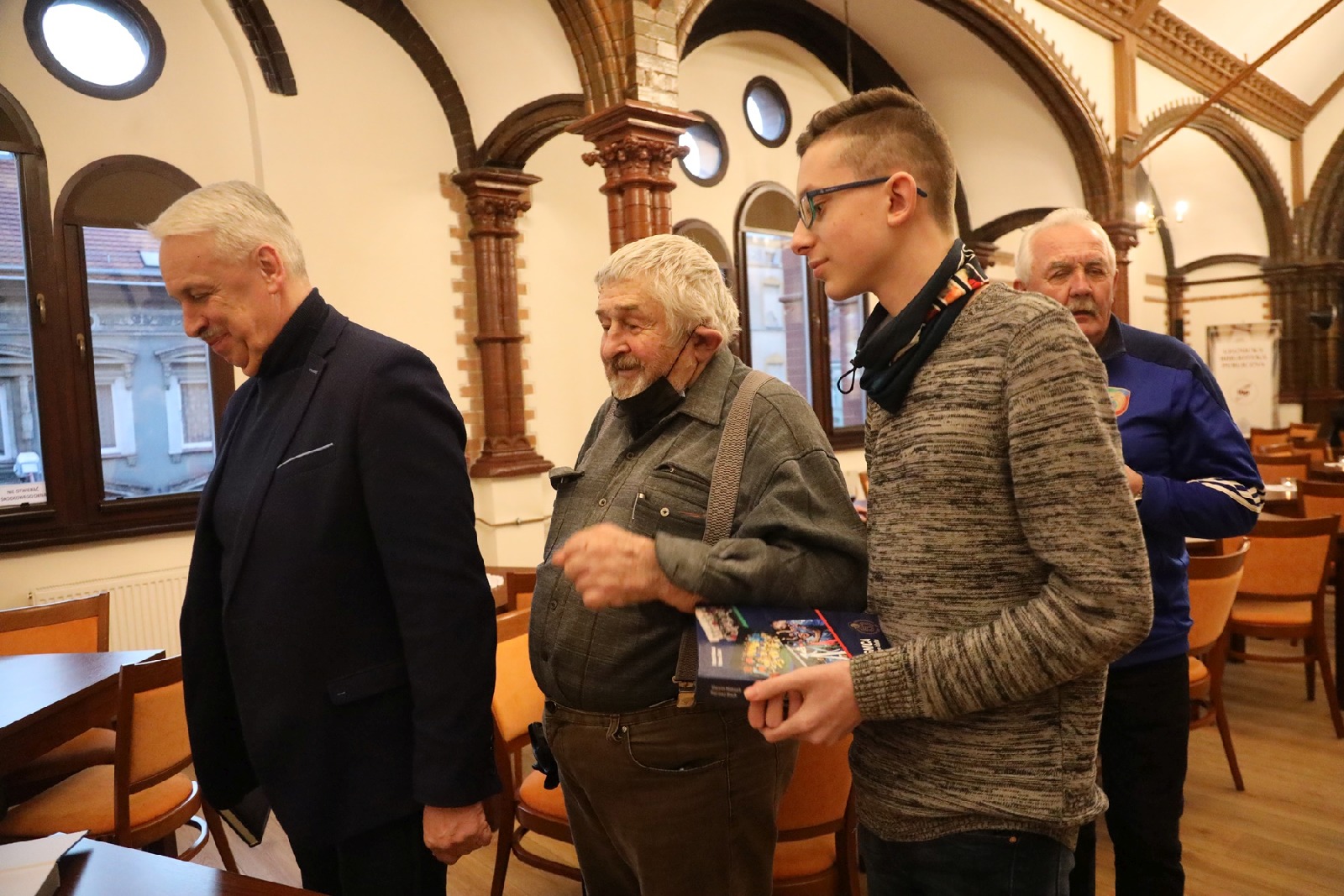 Autorzy monografii Miedzi Legnica na spotkaniu z czytelnikami