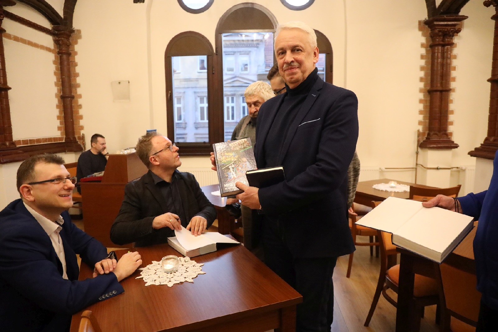 Autorzy monografii Miedzi Legnica na spotkaniu z czytelnikami
