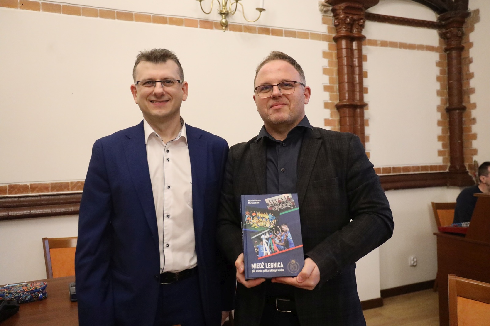 Autorzy monografii Miedzi Legnica na spotkaniu z czytelnikami