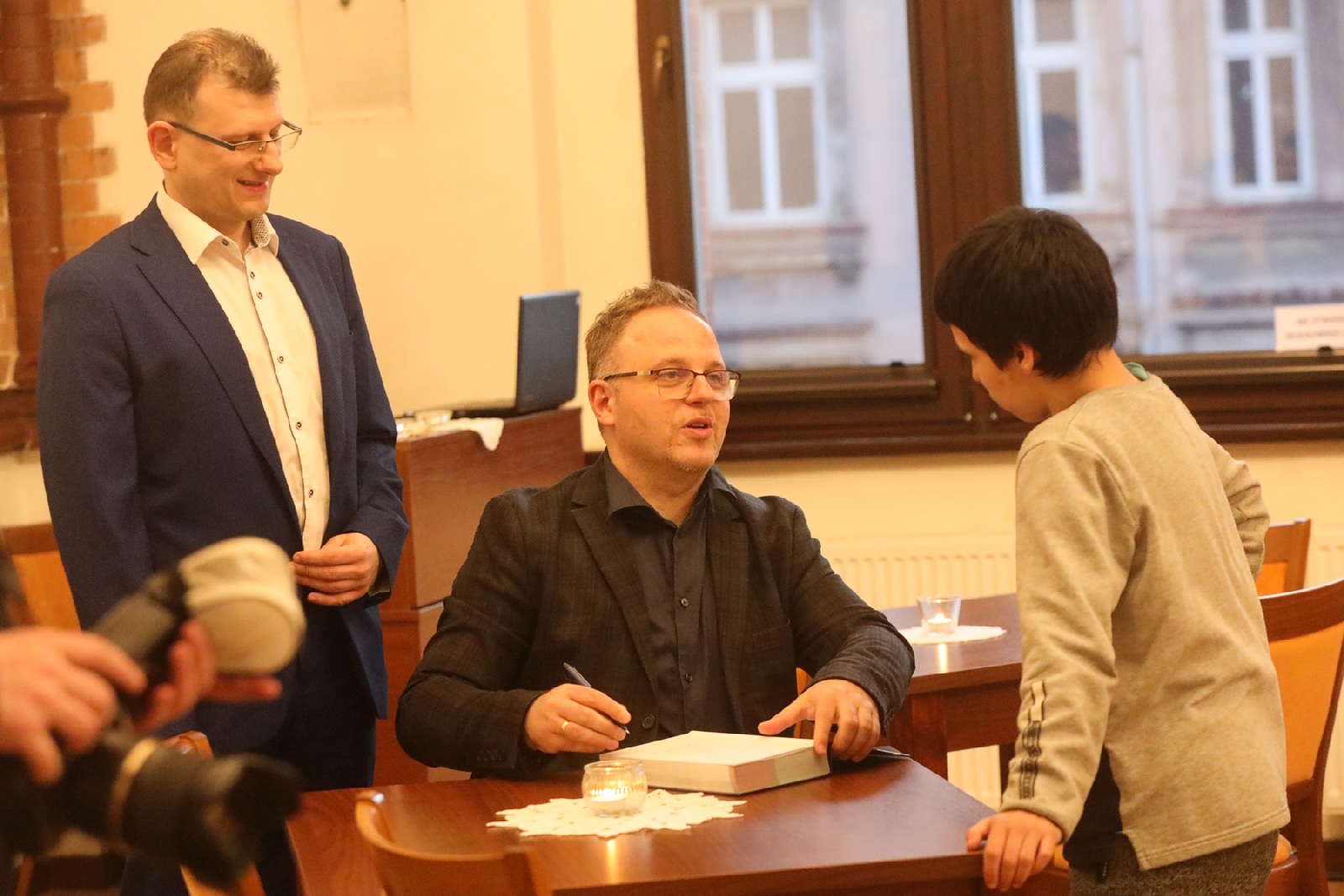 Autorzy monografii Miedzi Legnica na spotkaniu z czytelnikami